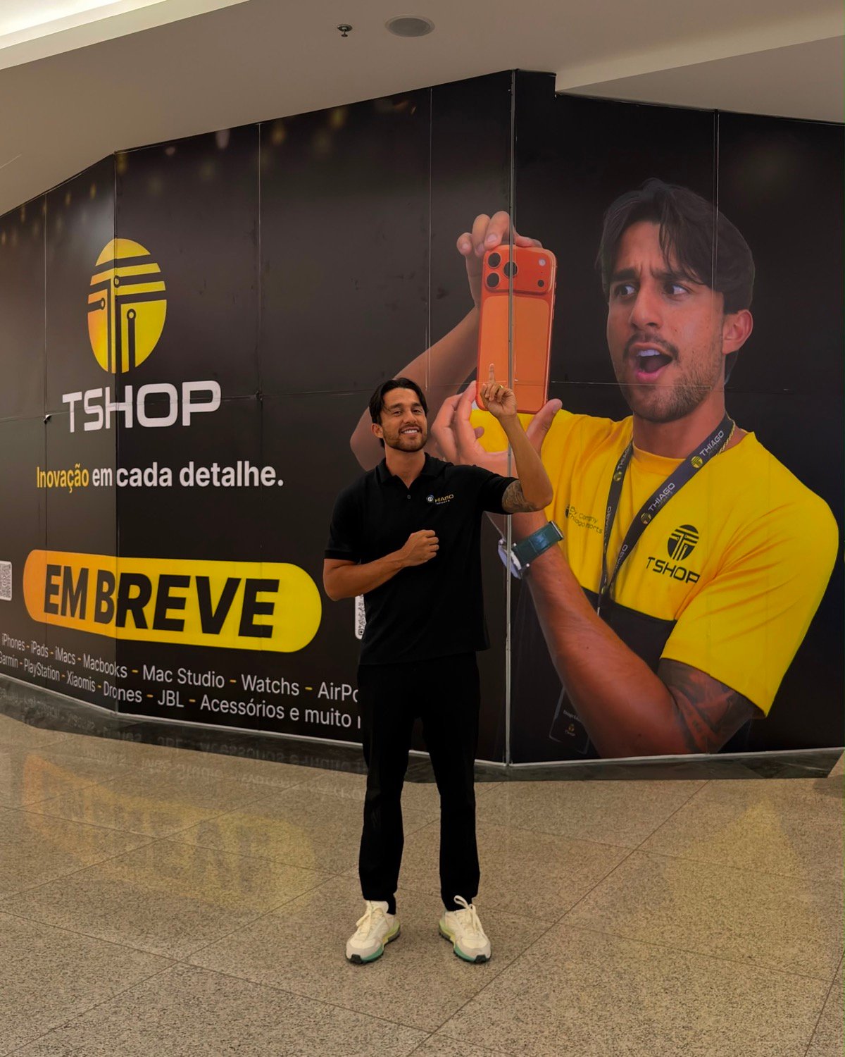 Tapume da Tshop no Taguatinga Shopping com a frase Em breve